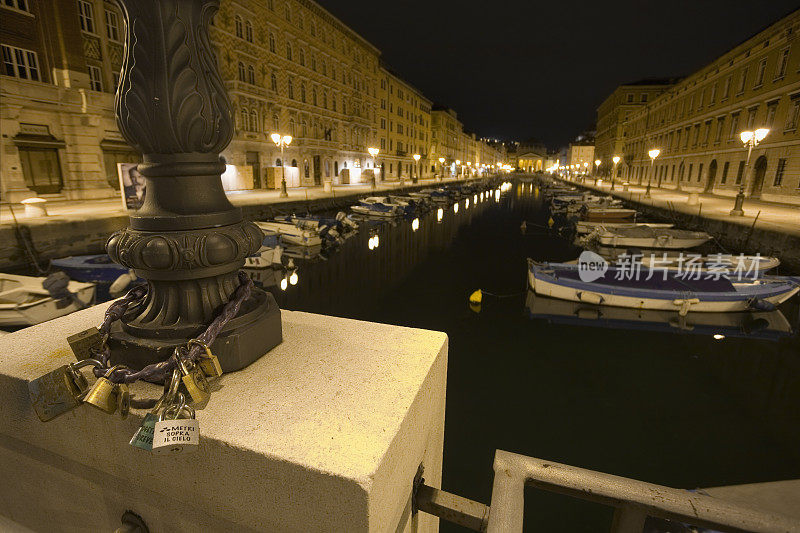 lucchetti sul ponte a的里雅斯特